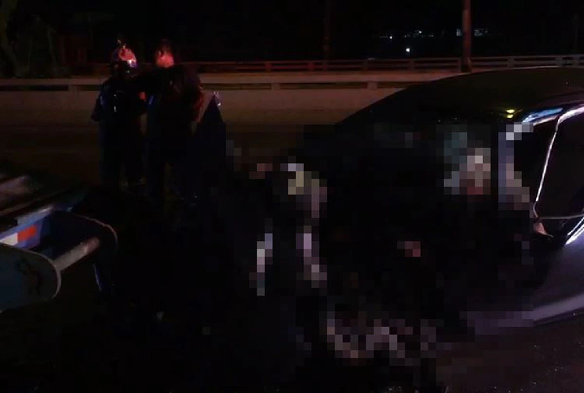 ผจก.สาวซิ่งเก๋งคัมรี่เสยท้ายรถเทรลเลอร์ อัดเต็มลำรถพังยับ! (คลิป)