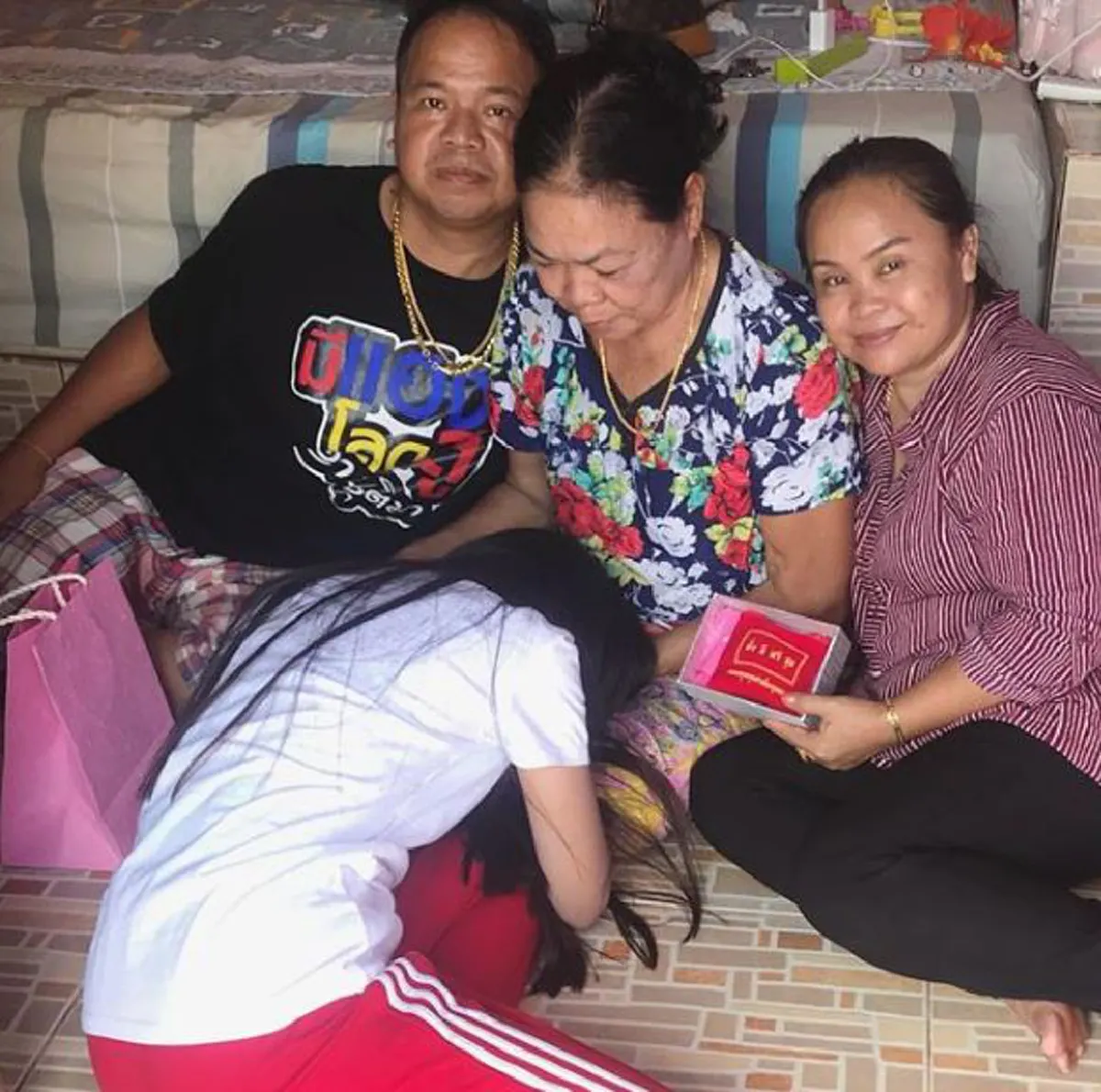 อาม ชุติมา ถอยรถใหม่ป้ายแดงให้พ่อกับแม่ คอหวยส่องเลขเด็ดทะเบียนรถลูกกตัญญู