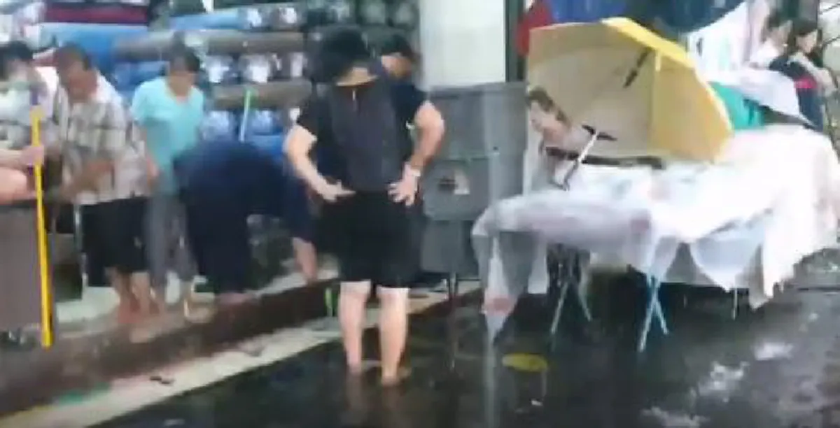 โซเชียลเผยคลิปตลาดสำเพ็ง ฝนตกน้ำท่วมขังจนกลายเป็นตลาดน้ำ (คลิป)
