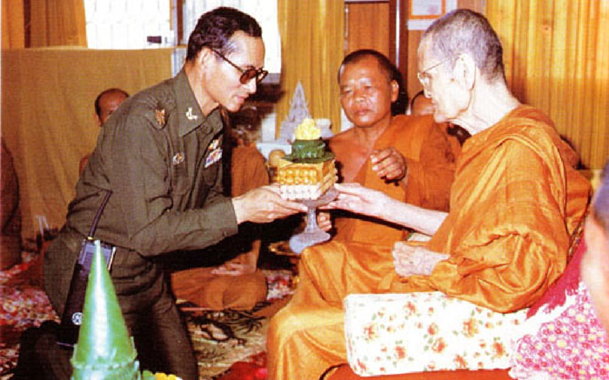 ๒ พระป่ากัมมัฎฐานผู้โด่งดัง ไม่รู้จัก ในหลวง ร.๙ !!! ไหนว่าจะเสด็จ...ไม่เห็นมา ให้รอทั้งวัน...วันนี้จะมีก็แต่ ทหาร ๒ พ่อลูกเท่านั้นแหละ !!!