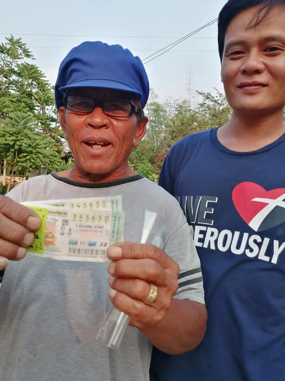 พ่อใหญ่ลูกอีสาน ดวงเฮงสุดๆ  รับโชครางวัลที่1 รวยเหนาะ ๆ 12 ล้าน