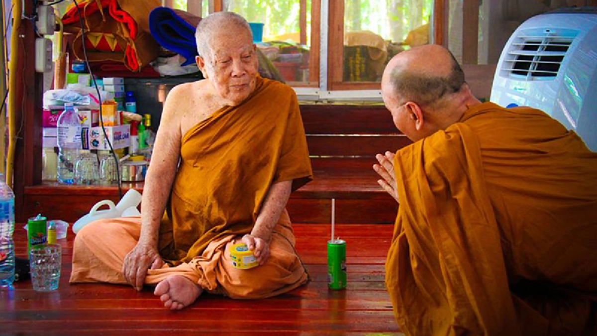 หลวงปู่แสง!  เจอวิญญาณเจ้าที่หวงสมบัติหวงที่ทางแค่พระจะข้ามไปปักกลดภาวนาก็แกล้งจนต้องเปลี่ยนฉายา ช่างไม่ดูพระดูฆราวาสเลย