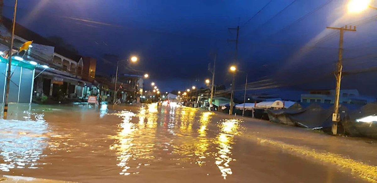 วิกฤติฝนหนาว อุตุฯ เตือน 5 จังหวัดฝนตกหนักสุด กทม.โดนด้วยฟ้าคะนองพกร่มกันยาวๆ