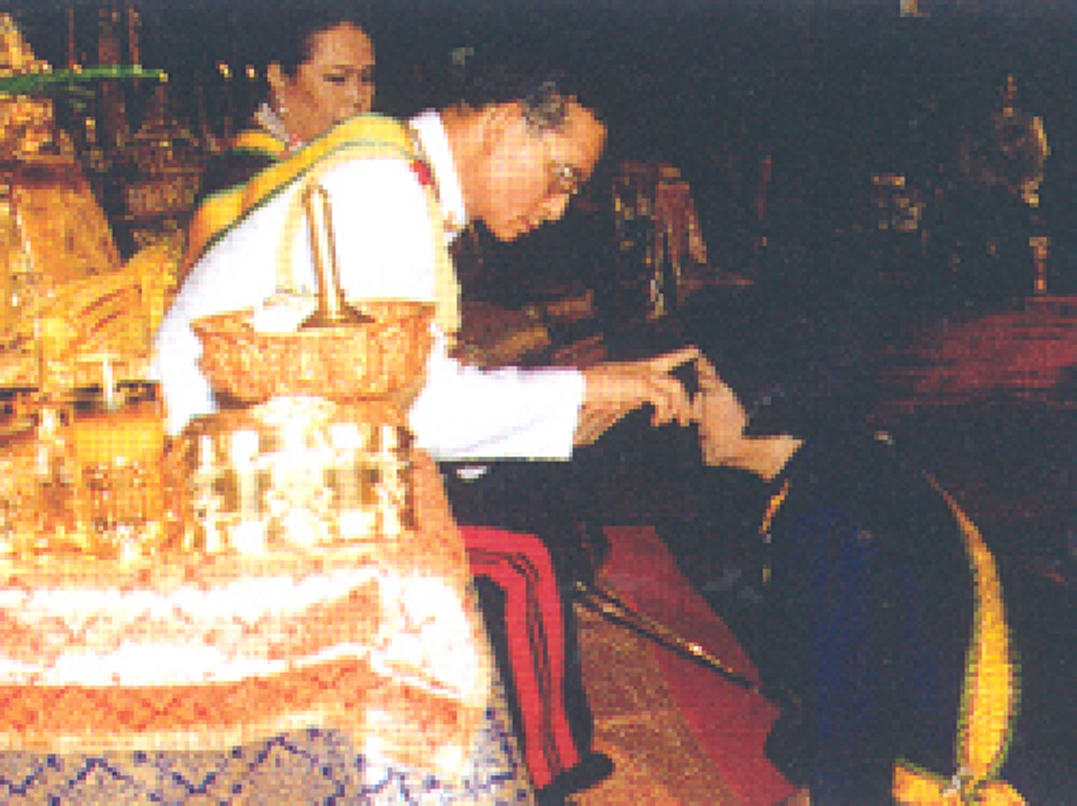 ในฐานะน้องชาย!! ทรงนอบน้อม..ตราตรึงใจคนไทยมิรู้ลืม &quot;ในหลวง ร.๙&quot; ทรงไหว้ &quot;สมเด็จพระพี่นางฯ&quot; ในพระราชพิธีสถาปนาพระอิสริยศักดิ์ (ชมคลิป) !!