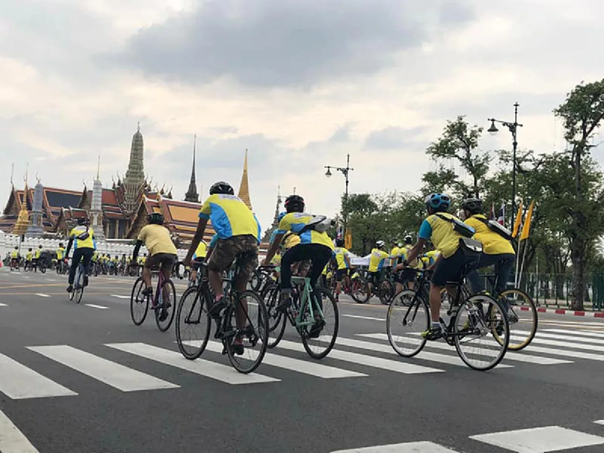 สมเด็จพระเจ้าอยู่หัว ทรงจักรยานพระที่นั่ง นำขบวน"Bikeอุ่นไอรัก" พสกนิกรเปล่งเสียงทรงพระเจริญดังก้อง