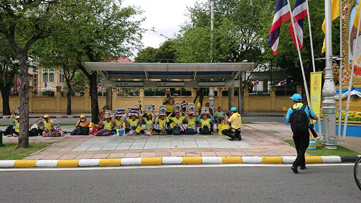 สมเด็จพระเจ้าอยู่หัว ทรงจักรยานพระที่นั่ง นำขบวน"Bikeอุ่นไอรัก" พสกนิกรเปล่งเสียงทรงพระเจริญดังก้อง