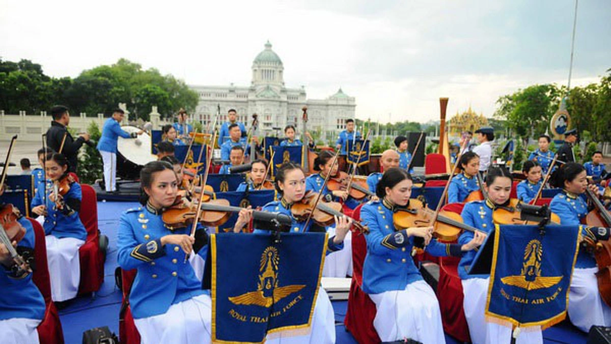 พสกนิกรสุดปีติเฝ้าใกล้ชิด!! "สมเด็จพระเจ้าอยู่หัว" เสด็จทอดพระเนตรดนตรีเฉลิมพระเกียรติ น้อมรำลึกพระมหากรุณาธิคุณ "ในหลวง ร.๙" #ขอทรงพระเจริญ