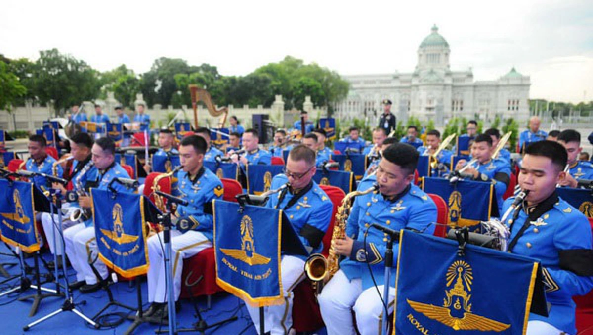 พสกนิกรสุดปีติเฝ้าใกล้ชิด!! "สมเด็จพระเจ้าอยู่หัว" เสด็จทอดพระเนตรดนตรีเฉลิมพระเกียรติ น้อมรำลึกพระมหากรุณาธิคุณ "ในหลวง ร.๙" #ขอทรงพระเจริญ