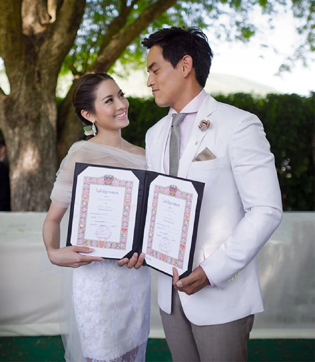 ใกล้อวสานแล้ว "แอฟ" ตั้งทนายเจรจาข้อตกลงหย่า "สงกรานต์" ชมฝ่ายชายทำหน้าที่พ่อได้ดี