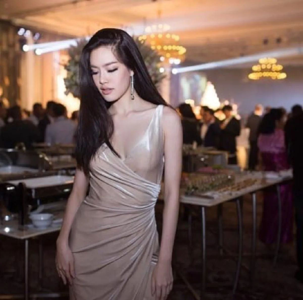 โฟกัสผิดที่ !!! "เกรซ กาญจน์เกล้า" ใส่ชุดราตรีกำมะหยี่สีเนื้อ ทำเอาแฟนคลับเบี่ยงเบนสายตาไปจากความขาวโอโม่ของเธอ !? (ภาพ)