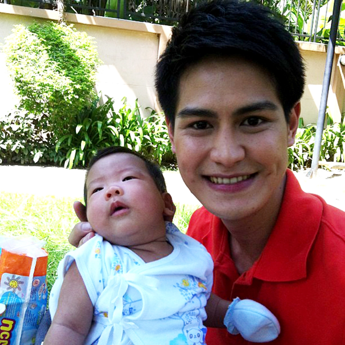 ไม่จำเป็นต้องหรู ก็อยู่ได้ !! ส่องวิถีชีวิตนอกจอ และวิธีการสอนลูกของพระเอกหนุ่ม ลูก 2  ยึดหลักเศรษฐกิจพอเพียง !! (ชมภาพ) 