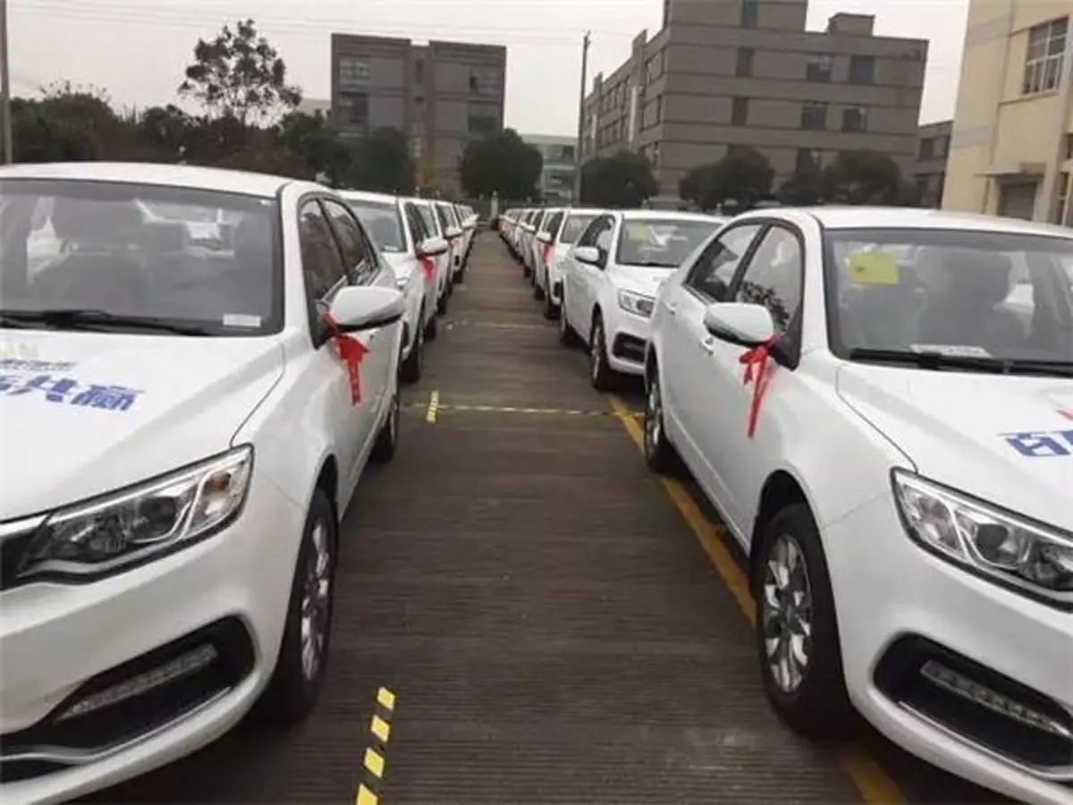 เอาใจลูกจ้างไปเลยลูกพี่!! บริษัทสายเปย์ ตอบแทนพนักงาน แจกรถเก๋งสุดหรู 100 คัน เล่นเอาดีใจใหญ่ยิ้มแก้มปริ !!