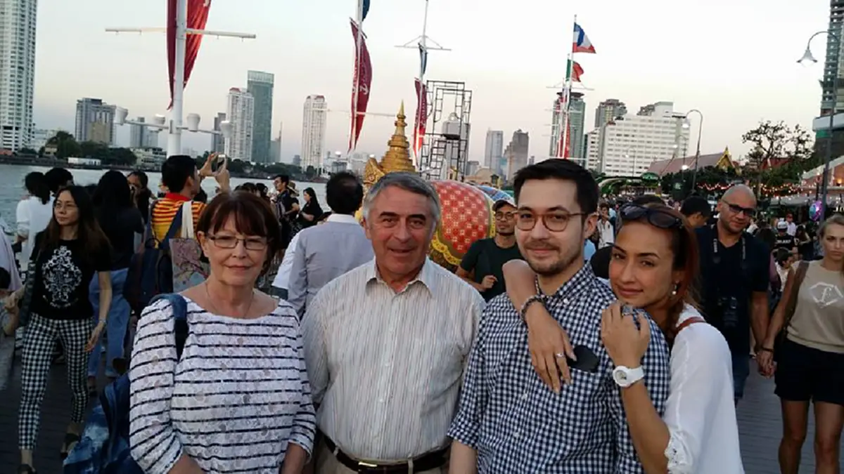 เขาเป็นใครนะคะ!? "แคท" โพสต์ภาพร่วม "มารีญา" ตอนเด็ก! แต่ชาวเน็ตหลุดโฟกัส!? จ้องหนุ่มหล่อที่อยู่ข้างๆ หล่อบาดใจพระเอกยังอาย!! (ภาพ)