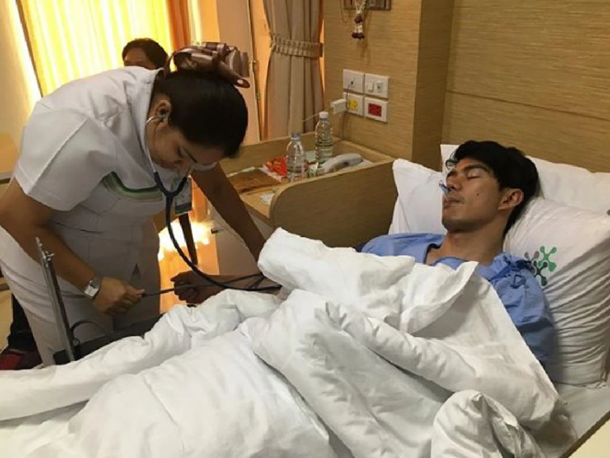ช็อกวงการบันเทิง!!! "นักร้องชื่อดัง" ป่วยร่างกายทรุดหนัก "ปวดท้อง" ขั้นรุนแรง ถูกหามส่ง รพ.ด่วน!!! (รายละเอียด)