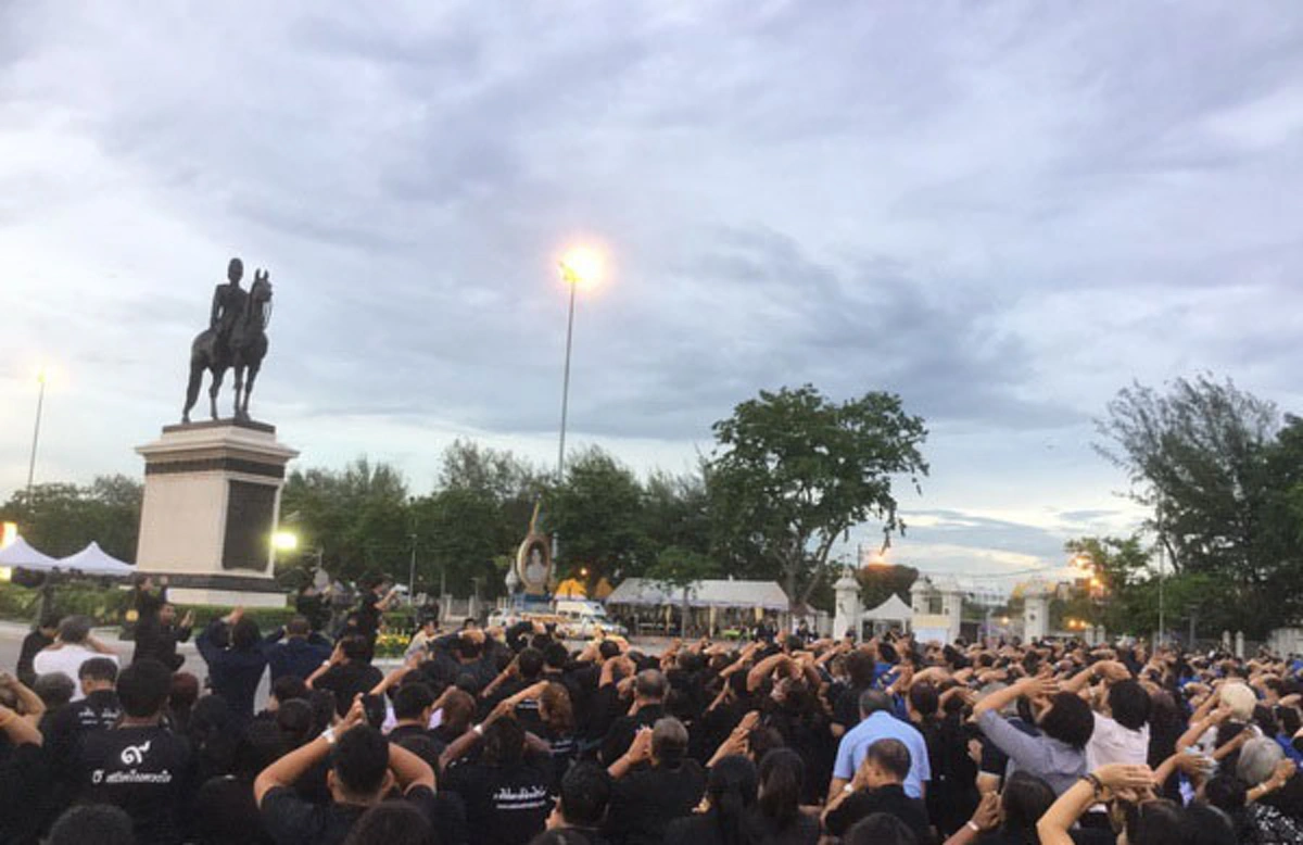 พสกนิกรสุดปีติเฝ้าใกล้ชิด!! "สมเด็จพระเจ้าอยู่หัว" เสด็จทอดพระเนตรดนตรีเฉลิมพระเกียรติ น้อมรำลึกพระมหากรุณาธิคุณ "ในหลวง ร.๙" #ขอทรงพระเจริญ