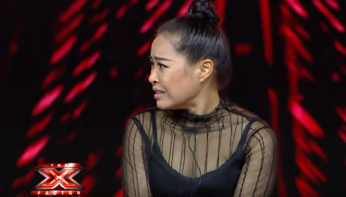 ไม่ได้อินกับเพลงแล้ว!! เกิดอะไร? "ใหม่ สายหลอน" จู่ๆ กรีดร้องลั่น ทรุดลงพื้น!? หลังร้องเพลงจบ? จนเพื่อนๆต้องรีบเข้ามาปลอบ! (คลิป)