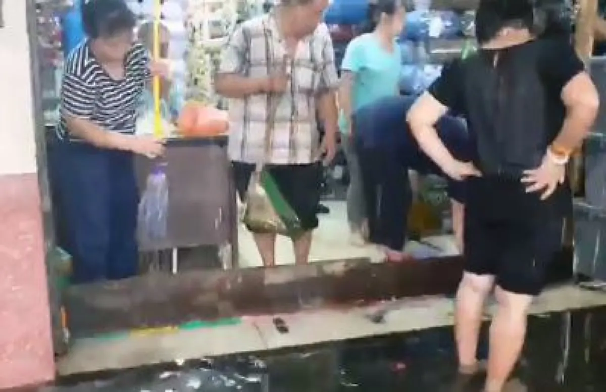 โซเชียลเผยคลิปตลาดสำเพ็ง ฝนตกน้ำท่วมขังจนกลายเป็นตลาดน้ำ (คลิป)