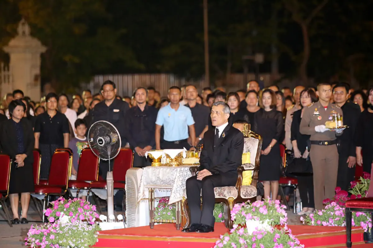 พสกนิกรสุดปีติเฝ้าใกล้ชิด!! "สมเด็จพระเจ้าอยู่หัว" เสด็จทอดพระเนตรดนตรีเฉลิมพระเกียรติ น้อมรำลึกพระมหากรุณาธิคุณ "ในหลวง ร.๙" #ขอทรงพระเจริญ