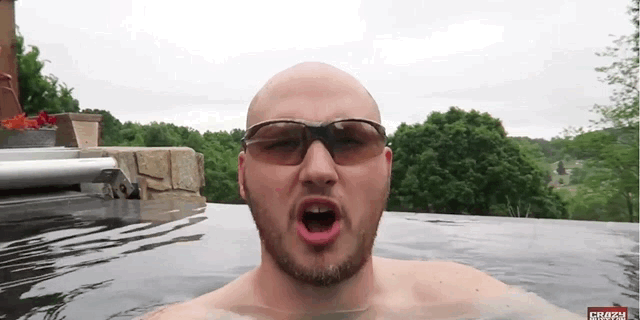 อึ้งไปเลยคราวนี้!! การทดลองพิลึก! เอา "น้ำแข็งแห้ง" หนัก 13 กิโลฯ โยนลง "สระว่ายน้ำ" ผลจะเป็นอย่างไรไปดู!! (คลิป)