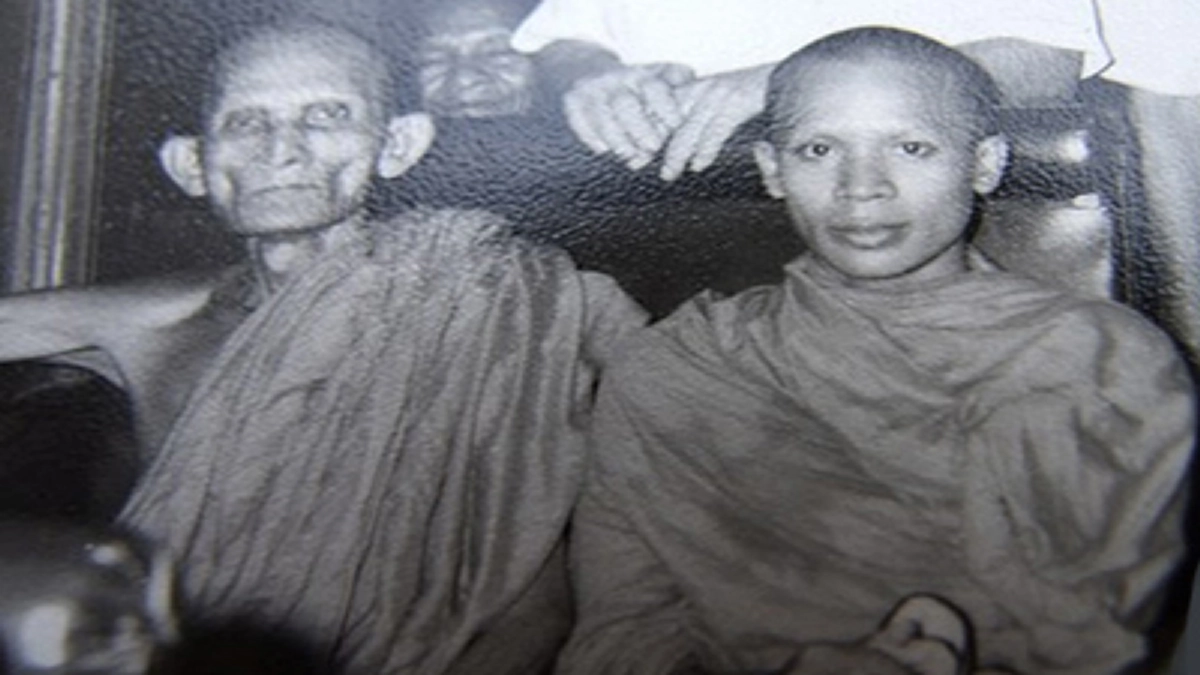 ผู้ที่”หลวงปู่ใหญ่”พยากรณ์ว่า “ไอ้หน้าบากผู้นี้จะเป็นผู้มีพลังจิตแก่กล้าเป็นที่พึ่งของสมณะชีพราหมณ์ได้ในอนาคต ”หลวงพ่อยี ผู้บิณฑบาตรจากเทวดา