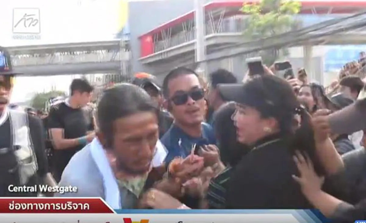 ใจหายใจคว่ำ !! เผยคลิปวินาที "ตูน บอดี้สแลม" ถูกเบียด - ชน ทรุดลงกองกับพื้น จนเจ็บซ้ำ ! พลังโซเชียลผุดแฮชแท็ก #savetoon (คลิป)