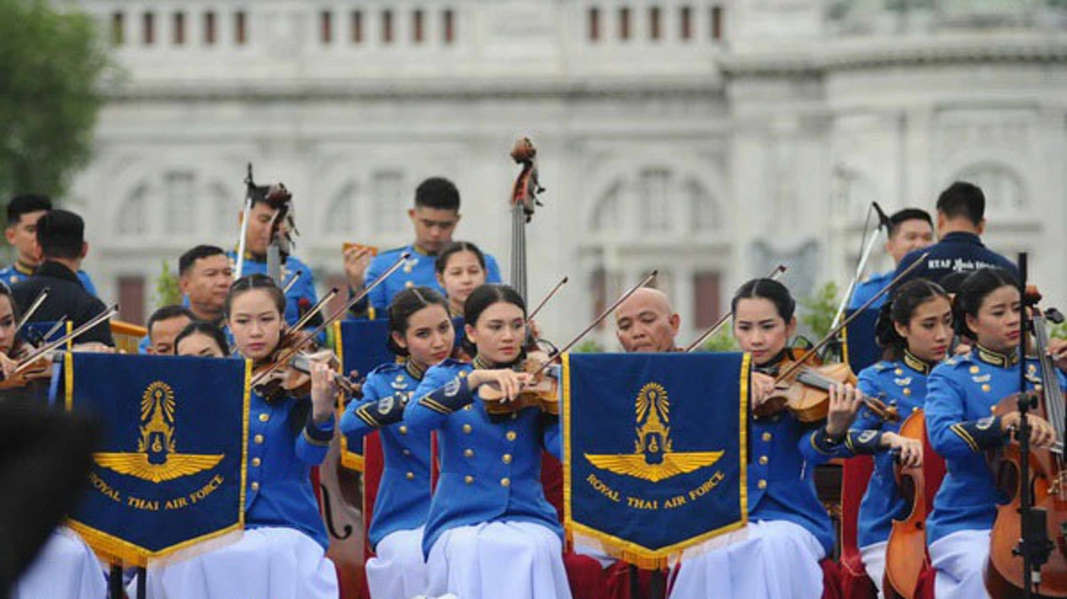 พสกนิกรสุดปีติเฝ้าใกล้ชิด!! "สมเด็จพระเจ้าอยู่หัว" เสด็จทอดพระเนตรดนตรีเฉลิมพระเกียรติ น้อมรำลึกพระมหากรุณาธิคุณ "ในหลวง ร.๙" #ขอทรงพระเจริญ