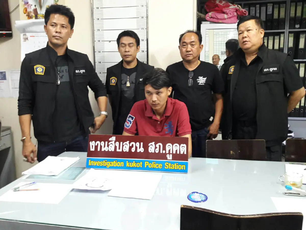 ลากคอเข้าซังเต!! ตร.บุกจับ "ไอ้โจ๊ก" พ่อโหดทำร้ายลูกชายพิการ หลังหนีกบด่านสิงห์บุรี - แถข้างๆคูๆ เครียดต้องมาเลี้ยงลูก!!