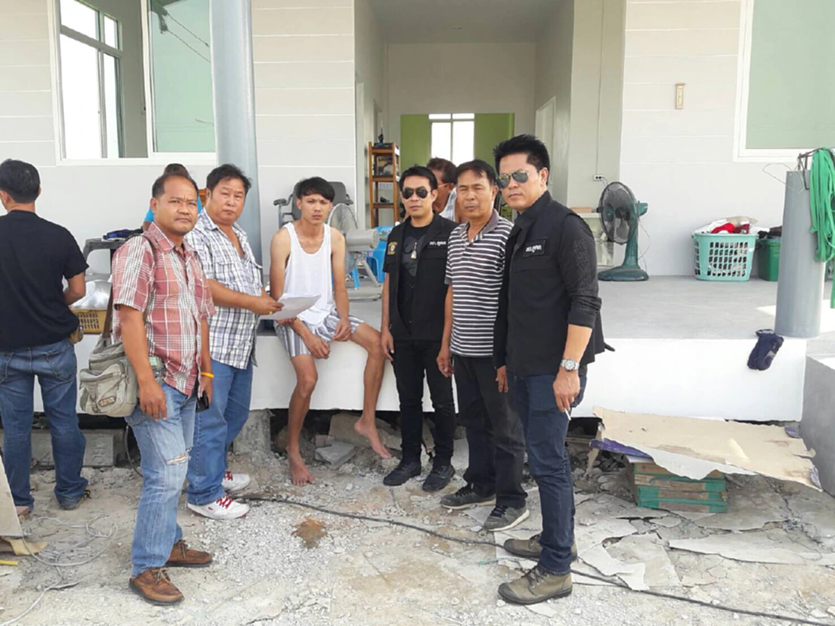 ลากคอเข้าซังเต!! ตร.บุกจับ "ไอ้โจ๊ก" พ่อโหดทำร้ายลูกชายพิการ หลังหนีกบด่านสิงห์บุรี - แถข้างๆคูๆ เครียดต้องมาเลี้ยงลูก!!