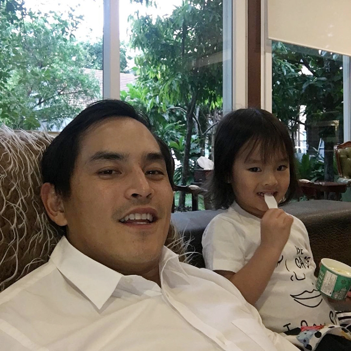 สยบทุกเสียงลือสาวใหม่ "สงกรานต์"?? "ภูผา เตชะณรงค์" ออกโรงเฉลยเอง! ปริศนา "เจ้าของเล็บมือ" อุ้มลูกสิงโตขาวโดนหาเป็นมือที่สาม..แท้จริงเป็นใคร