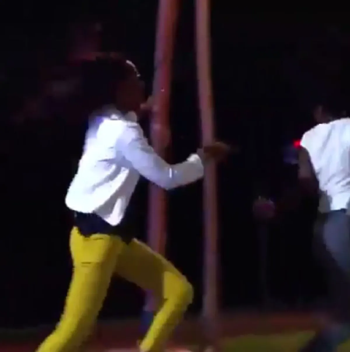 ใส่เกียร์หมาเต็มกำลัง!! เปิดคลิปไวรัลสุดฮา จับ "สุนัข" ใส่ชุด "จระเข้" แกล้งคน? เล่นเอาวิ่งป่าราบขวัญกระเจิงกันเป็นแถบ (คลิป)