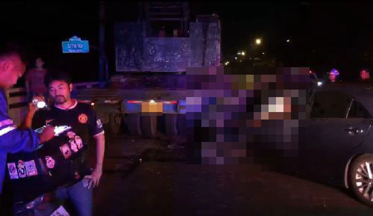 ผจก.สาวซิ่งเก๋งคัมรี่เสยท้ายรถเทรลเลอร์ อัดเต็มลำรถพังยับ! (คลิป)