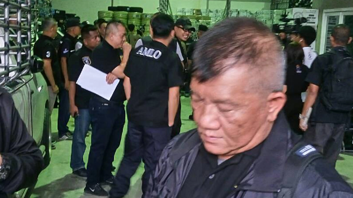 กวาดล้างให้สิ้นซาก "บิ๊กหมาย" ลุยเอง ชุดสยบไพรีบุกโรงงานยางแถวกระทุ่มแบน ค้ายารวยอู้ฟู่กว่า 100 ล้าน