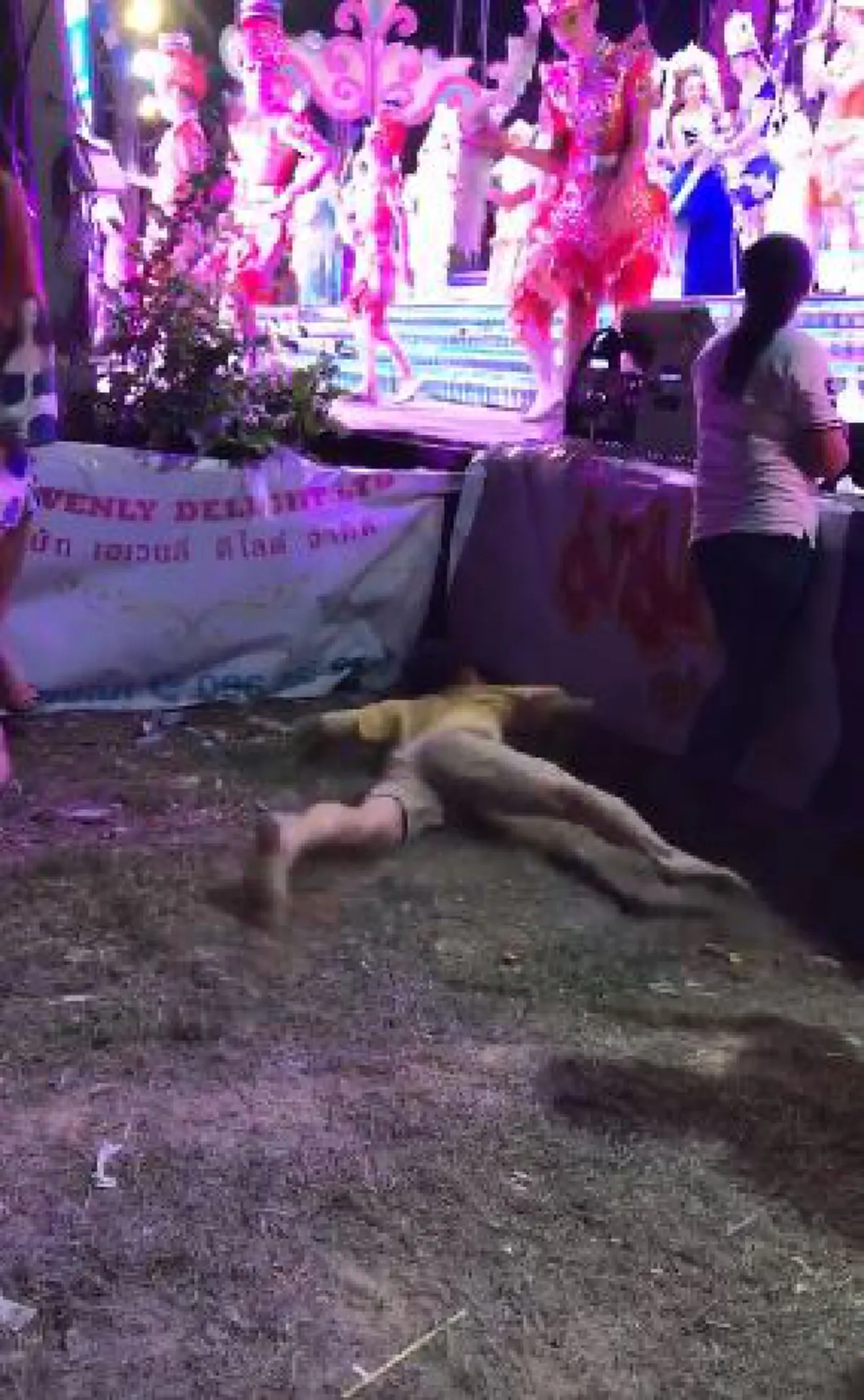 หนุ่มดูหมอลำ เต้นหน้าฮ้านแบบสุดเหวี่ยงมุดใต้เวทีหมอลำยังยืนงง (คลิป)