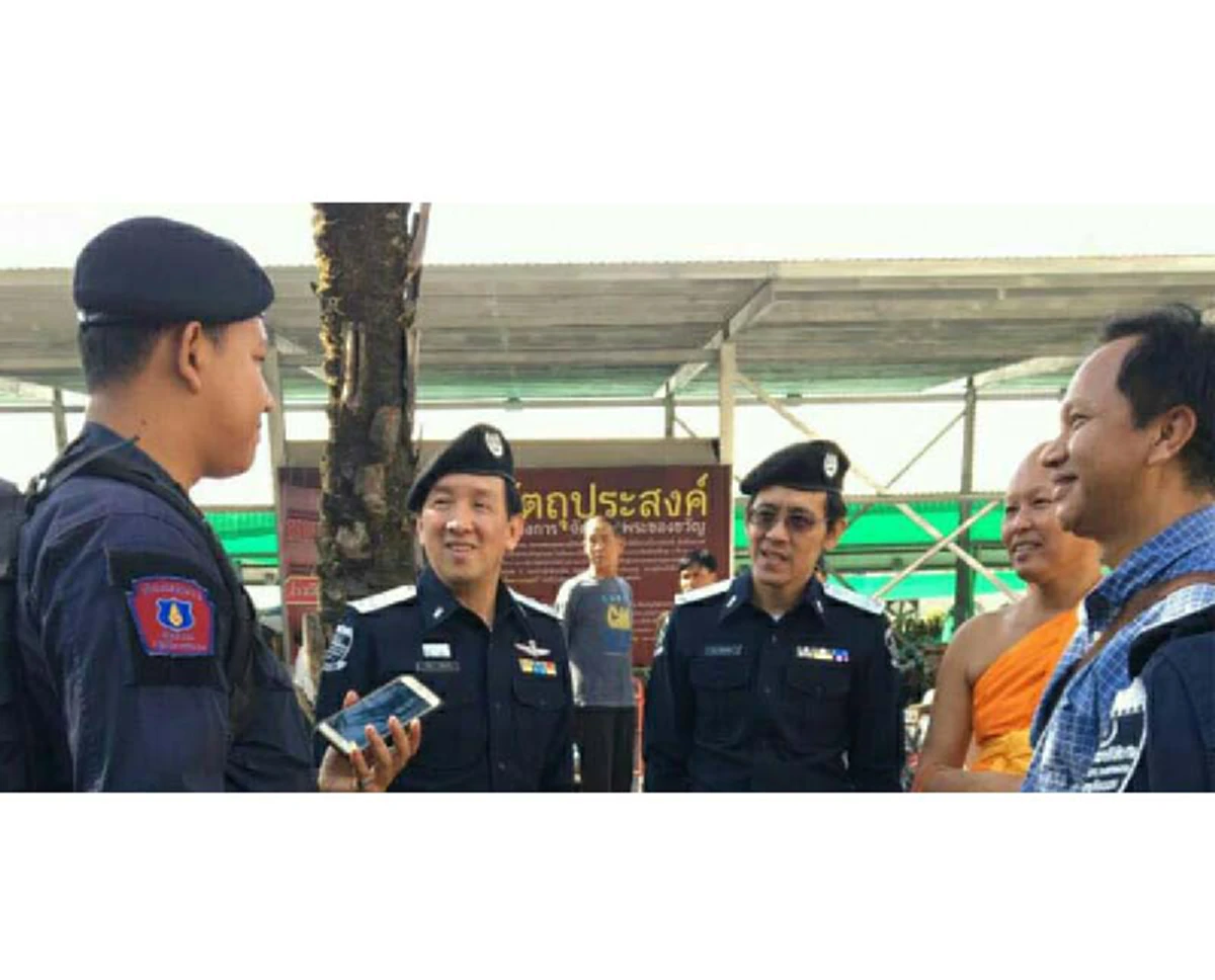 เจ้าหน้าที่เรา...ก็ชาวพุทธ!!! ภาพสุดซึ้ง "ดีเอสไอ" ปฏิบัติกับพระด้วยอาการสำรวม ไม่เคยใช้ความรุนแรง (ชมภาพ)