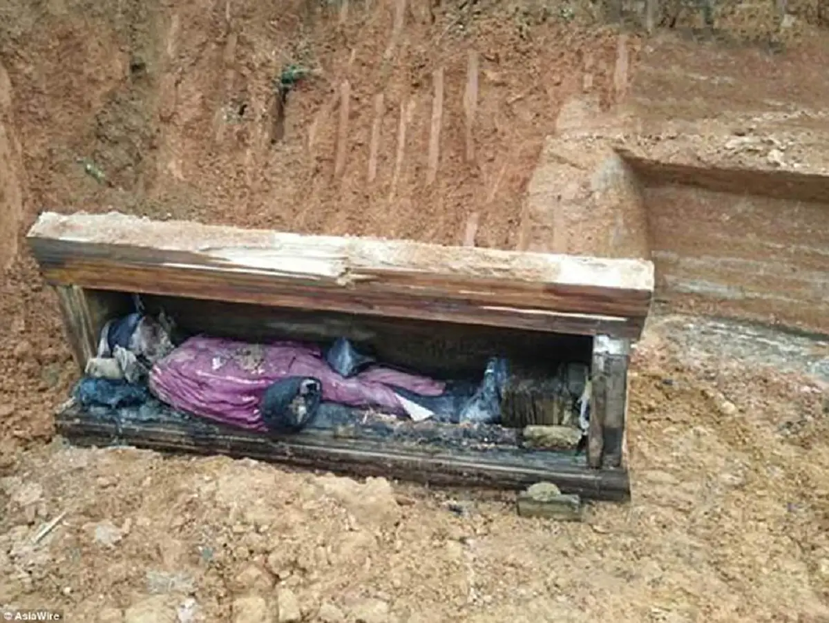 ตะลึงทั้งไซต์งาน!!  คนงานก่อสร้าง ขุดพบโลงศพโบราณ พอเปิดดูแทบช็อก! พบ "พัด" ติดมาด้วย! โอ้ว...ท่านคือขุนนางผู้ยิ่งใหญ่ในยุคโบราณ!