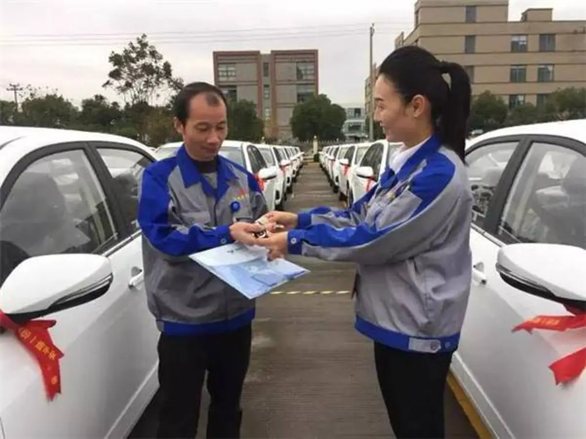 เอาใจลูกจ้างไปเลยลูกพี่!! บริษัทสายเปย์ ตอบแทนพนักงาน แจกรถเก๋งสุดหรู 100 คัน เล่นเอาดีใจใหญ่ยิ้มแก้มปริ !!