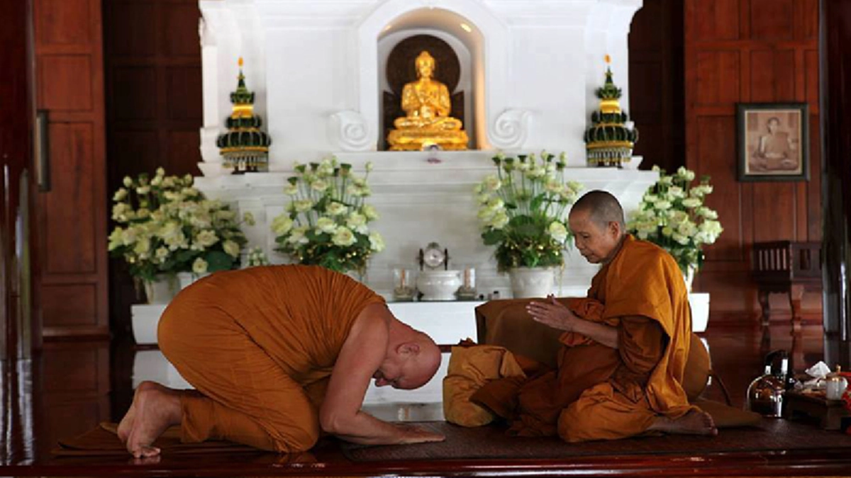 เตือนแล้วไม่ฟัง!! ”หลวงพ่อเปลี่ยน” ห้ามถึง3รอบ ก็ยังไม่เชื่อ พระฝรั่งศิษย์หลวงพ่อชา เจอดีจังๆ ลอยมาแต่หัวผมยาวเปื้อนเลือดเกรอะกรัง