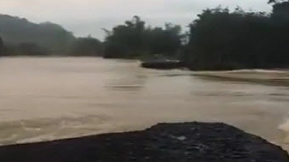 #ด่วน! พนังกั้นน้ำ ใน ต.หนองตรุด จ.ตรัง แตก!! เร่งแจกจ่ายน้ำดื่ม จัดส้วมกระดาษบรรเทาภัยทุกข์ และแจ้งประชาชนในตรัง รีบขนของขึ้นที่สูง(มีคลิป)