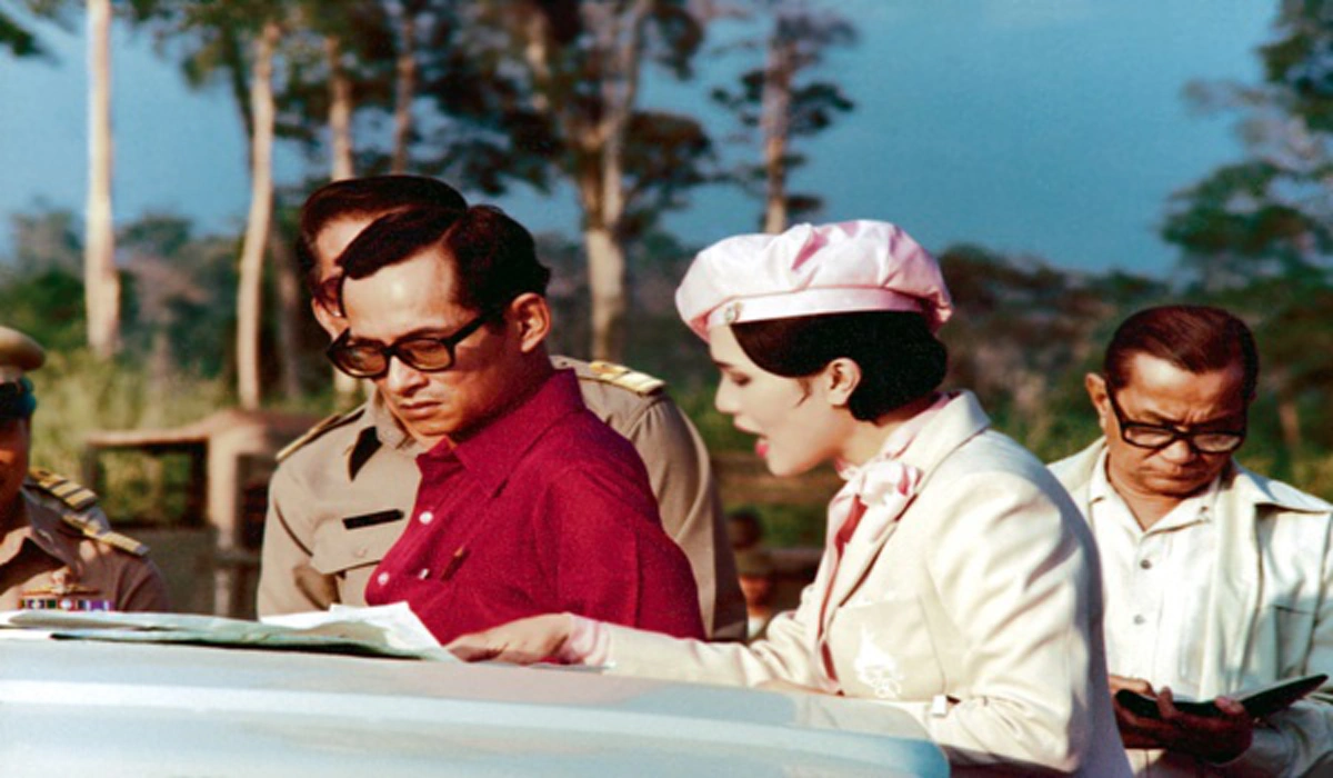 คิดถึงพระองค์สุดหัวใจ!!! "ในหลวงทรงกริ้วเรา" เรื่องเล่าจาก "พระราชินี" ที่ครั้งหนึ่งเคยถูก "ในหลวง ร.๙" ทรงกริ้ว ขณะตามเสด็จเยี่ยมราษฎร