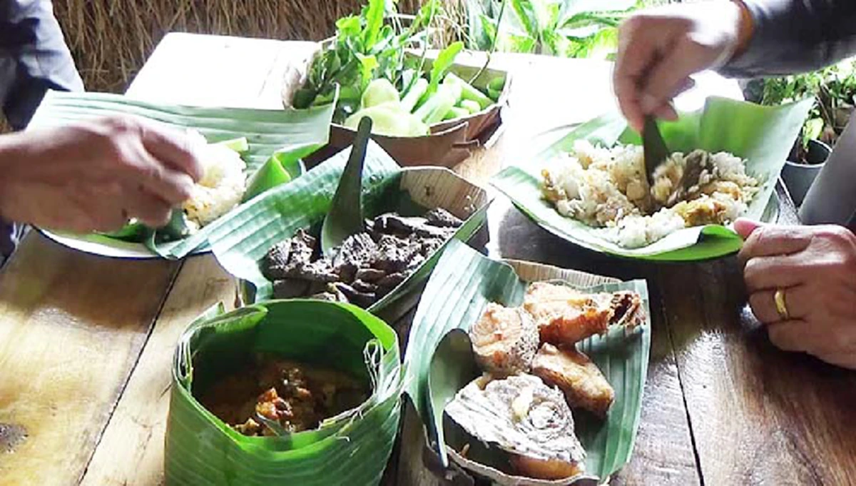 ปรบมือให้...ไอเดียดี!! หนุ่มนิติฯ ทิ้งงานทนายความ เปิดร้าน "ข้าวห่อใบตอง" ทำรายได้กว่าแสนบาท ลบคำสบประมาทเพื่อนบ้านเคยดูแคลน!?!