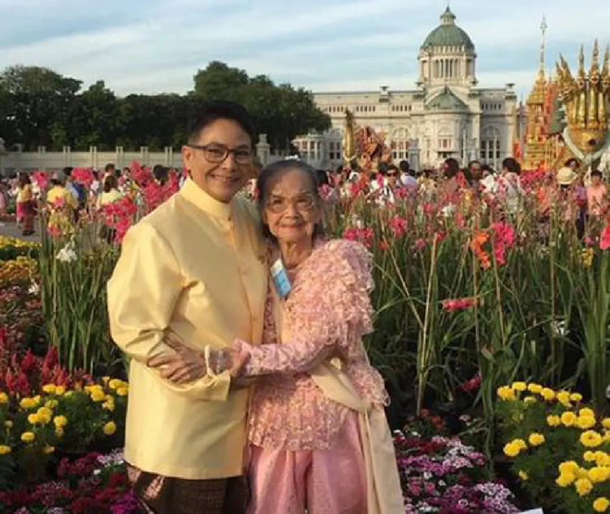 \"คุณยายมารศรี\" ดารารุ่นใหญ่ยังสดใสแข็งแรงในวัย 97 ปี สวมชุดไทยเที่ยวงานอุ่นไอรักกับหลานๆ