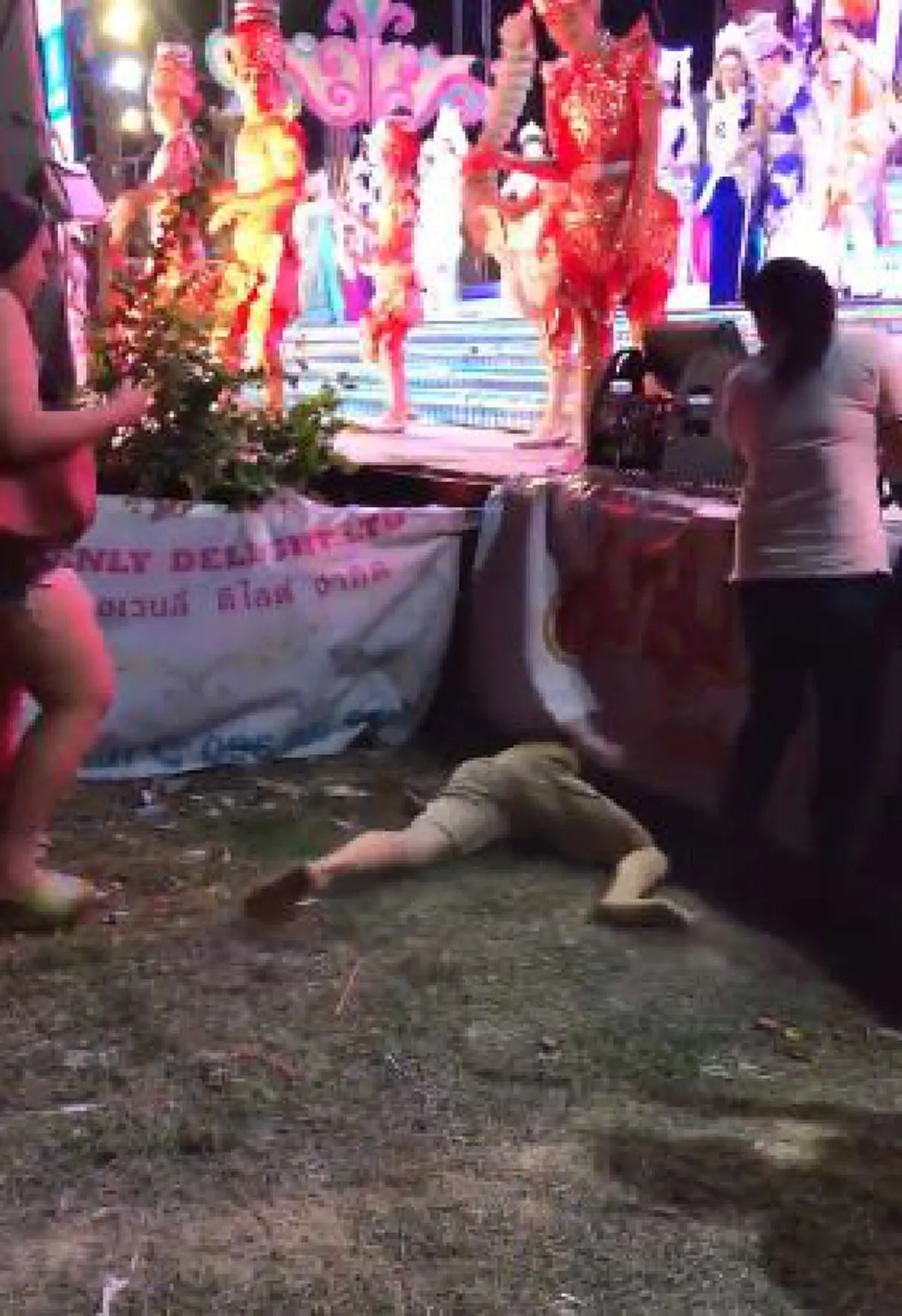 หนุ่มดูหมอลำ เต้นหน้าฮ้านแบบสุดเหวี่ยงมุดใต้เวทีหมอลำยังยืนงง (คลิป)