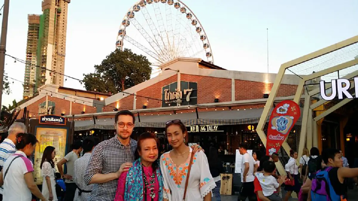 เขาเป็นใครนะคะ!? "แคท" โพสต์ภาพร่วม "มารีญา" ตอนเด็ก! แต่ชาวเน็ตหลุดโฟกัส!? จ้องหนุ่มหล่อที่อยู่ข้างๆ หล่อบาดใจพระเอกยังอาย!! (ภาพ)