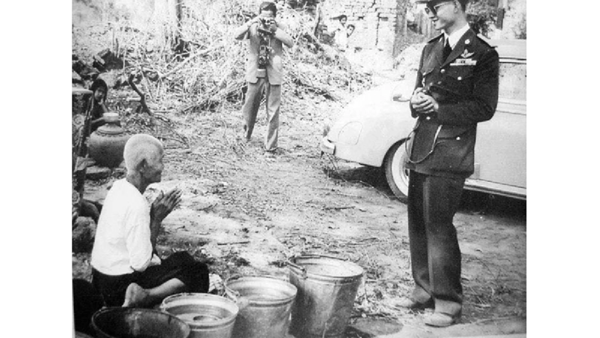 ฟังกี่ทีก็ไม่มีเบื่อ!!... "ย่าจ๋า ฉันขอดื่มน้ำในถังสักแก้วได้ไหม" พระสุรเสียงที่ ในหลวง ร.๙ ตรัสกับคุณย่าทวดเล็ก อย่างไม่ถือพระองค์ 