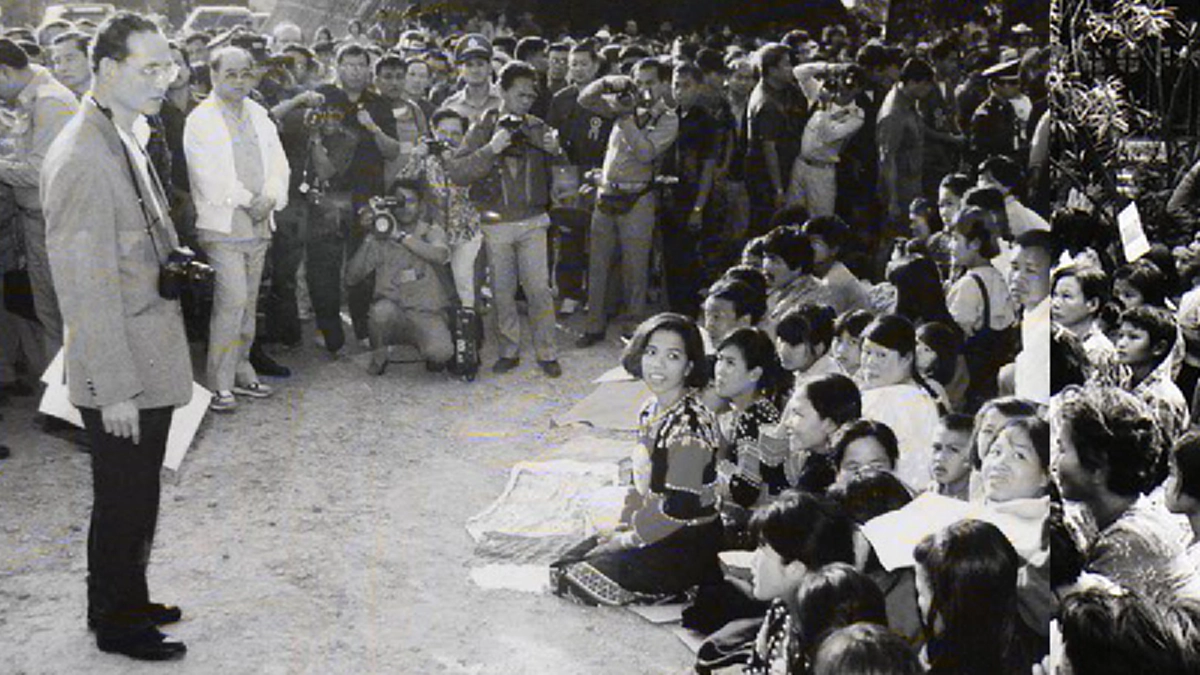 ฟังกี่ทีก็ไม่มีเบื่อ!!... "ย่าจ๋า ฉันขอดื่มน้ำในถังสักแก้วได้ไหม" พระสุรเสียงที่ ในหลวง ร.๙ ตรัสกับคุณย่าทวดเล็ก อย่างไม่ถือพระองค์ 