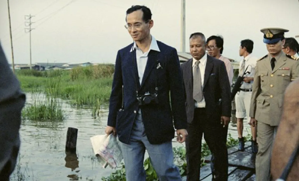รู้แล้วถึงกับน้ำตาซึม!! เผย! ทำไม? กระดุม 2 เม็ด บนฉลองพระองค์ชุดสูท ของ "ในหลวง ร.9" ถึงมีความแตกต่างกัน