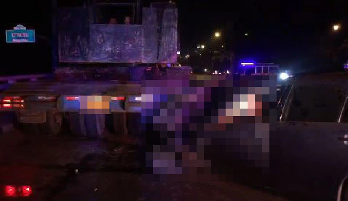 ผจก.สาวซิ่งเก๋งคัมรี่เสยท้ายรถเทรลเลอร์ อัดเต็มลำรถพังยับ! (คลิป)