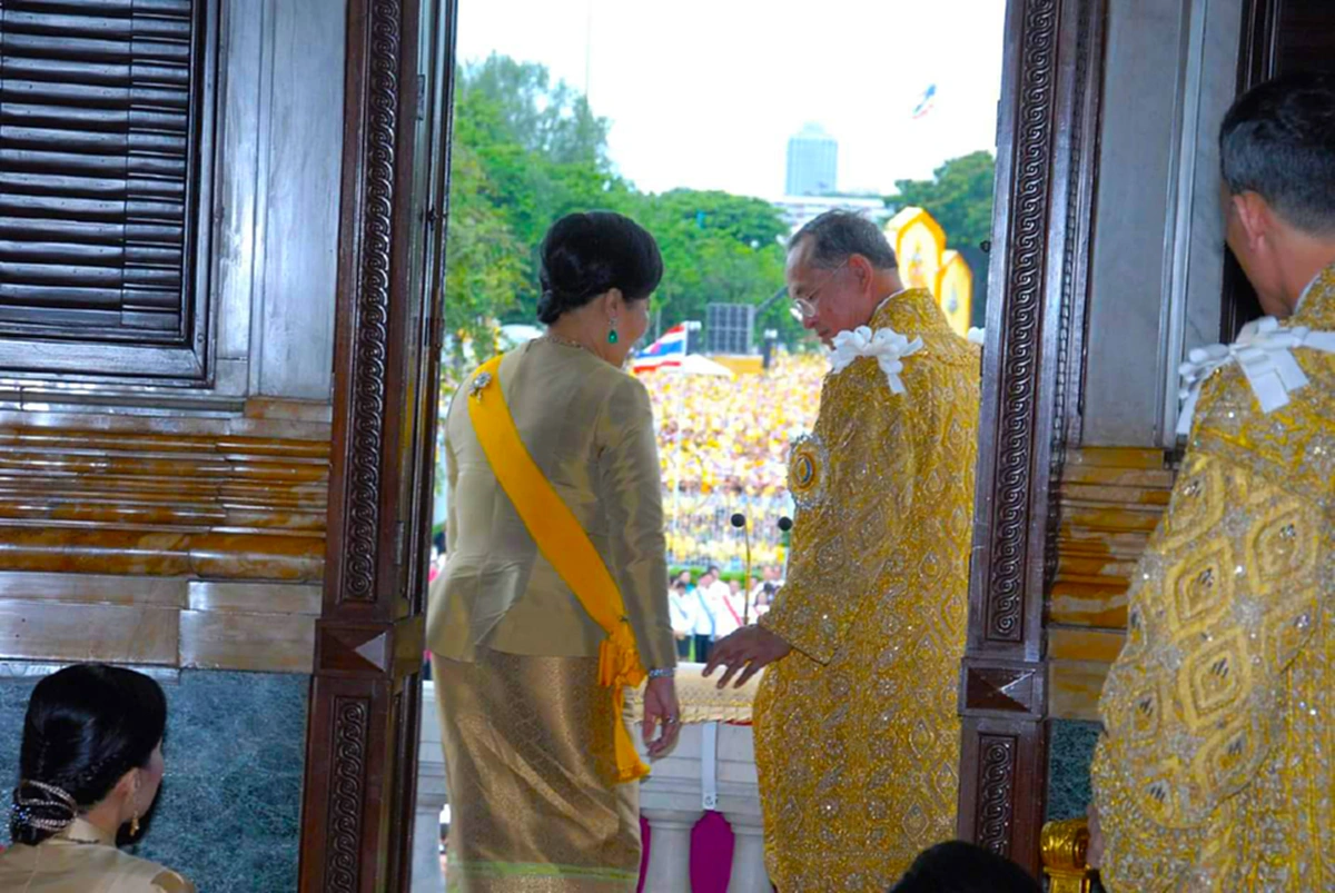 ที่สุดแห่งรักแท้!! ย้อนชมวินาทีประทับใจ "ในหลวง ร.9" ทรงกวักพระหัตถ์เรียก "พระราชินี" เคียงข้างฉายพระรูปในวันฉลองราชย์ 60 ปี