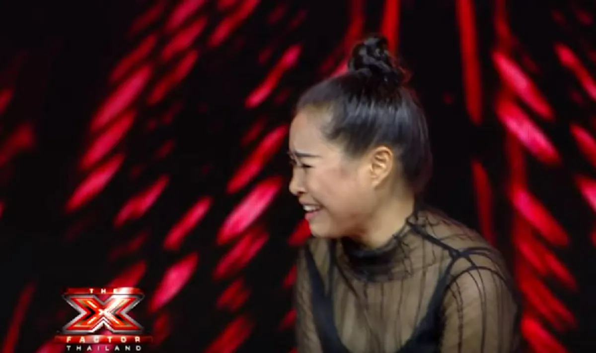 ไม่ได้อินกับเพลงแล้ว!! เกิดอะไร? "ใหม่ สายหลอน" จู่ๆ กรีดร้องลั่น ทรุดลงพื้น!? หลังร้องเพลงจบ? จนเพื่อนๆต้องรีบเข้ามาปลอบ! (คลิป)