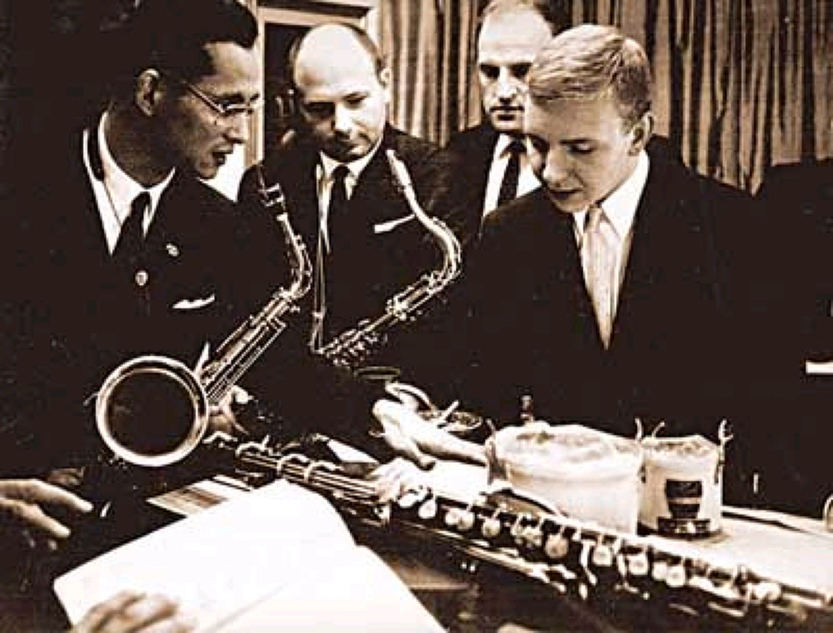 แทบไม่เคยรู้มาก่อน!! เพลงพระราชนิพนธ์ 3 บทเพลง? ของ "ในหลวง ร.9" ที่มีทำนองเหมือนกัน แต่คำร้องต่างกัน!!